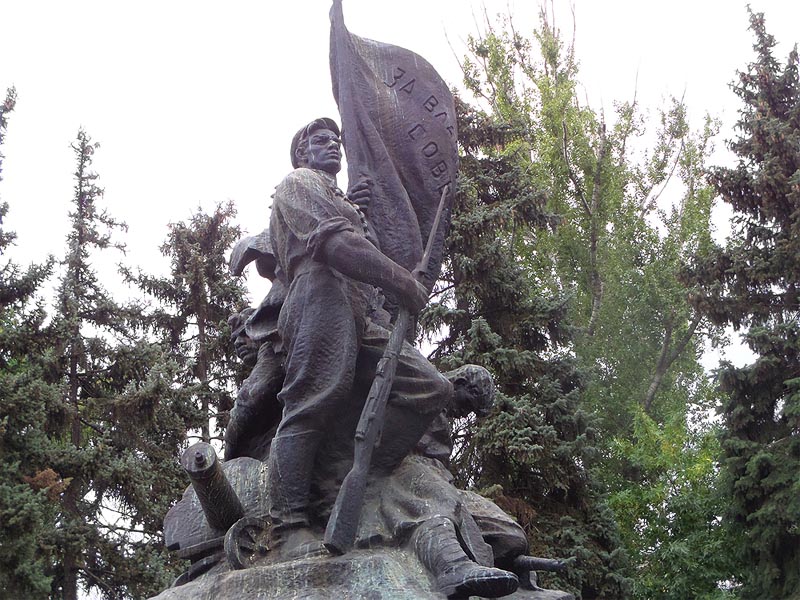 вооруженный рабочий памятник борцам революции саратов