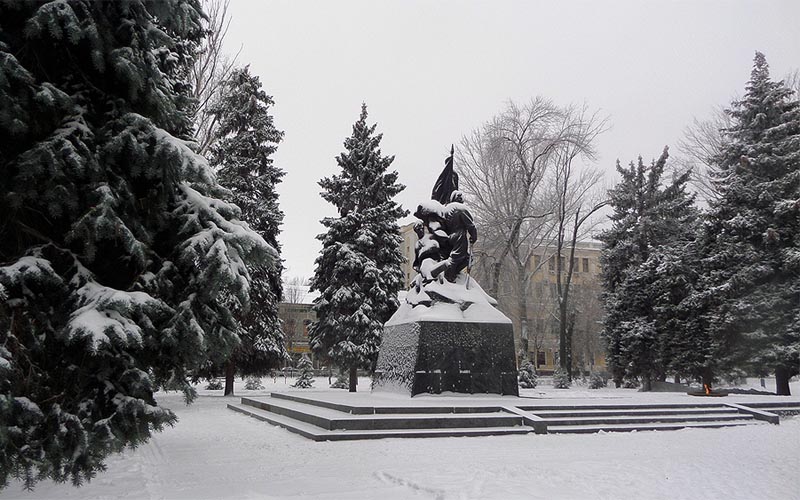 зима в саратове памятник борцам революции